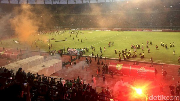 Persebaya Kalah Tipis dari PSS Sleman, Suporter Mengamuk Hingga Papan Reklame Dibakar