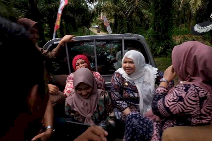 Begini Enjoynya Bupati Masnah Duduk Berdesakan di Bak Mobil Bersama Emak-emak