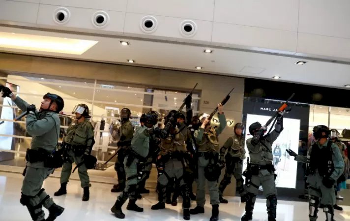 Dua Kritis Bentrok dengan Polisi Hongkong