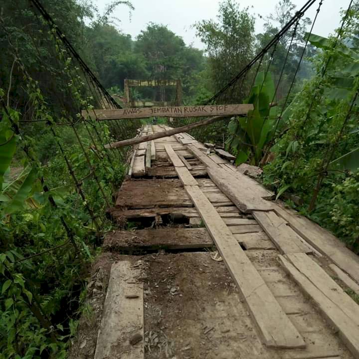 Jembatan Nyaris Putus, Warga Renah Kemumu Bertaruh Nyawa Seberangi Sungai