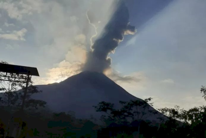 Letusan Gunung Merapi 1.500, Hujan Abu Terjadi di Sawangan dan Dukun Magelang