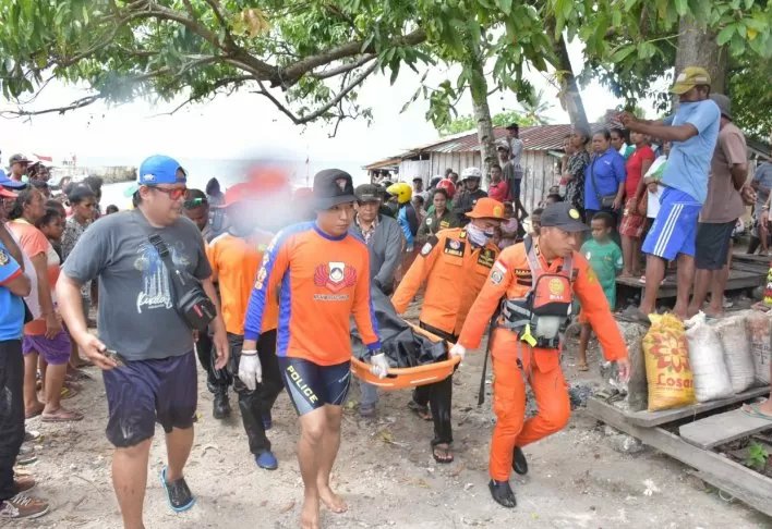 BREAKING NEWS!! SAR Biak Numfor Evakuasi Jasad Jatuh dari Kapal