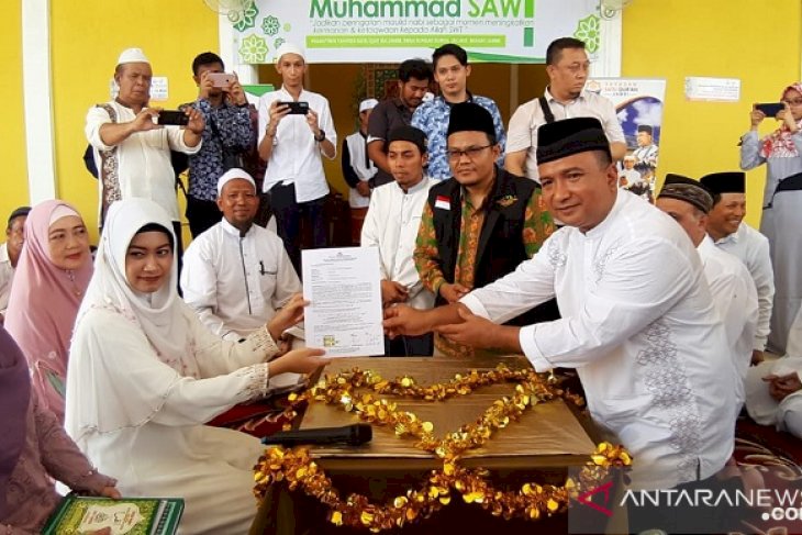 Ucapkan Dua Kalimat Syahadat, Gadis Cantik Putu Dibimbing Kombes Edi Faryadi Masuk Islam