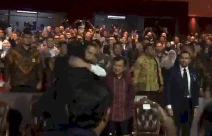 Momen Mengharukan, Ketika Paloh Dapat Pelukan erat Jokowi