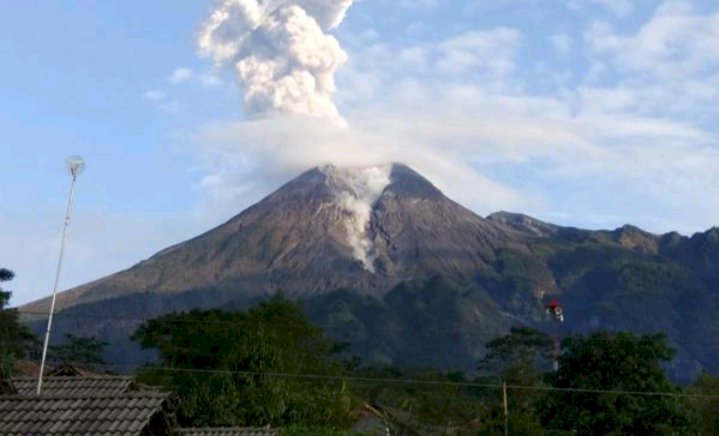 Gunung Merapi Meletus, Muntahkan Awan Panas 1000 Meter