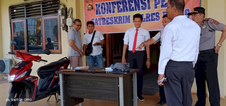Rampas Motor Siswa, Pemuda Ini Pun Tak Segan Ancam Polisi dengan Parang