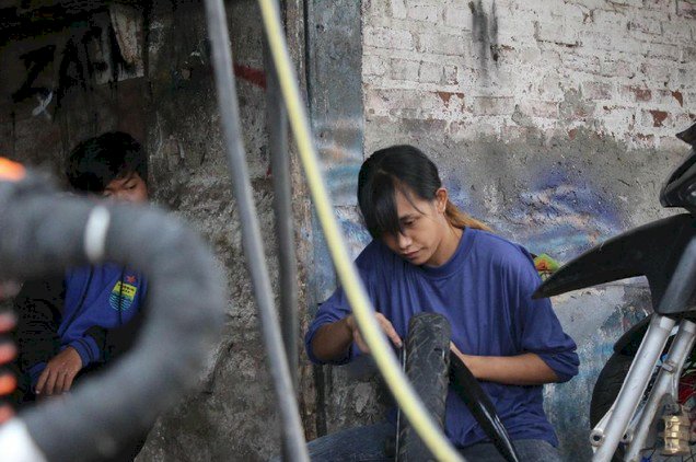 Sudah Cerdas, Tukang Tambal Ban Cantik Ini Pilih Lamar Kerja di Kapal Pesiar