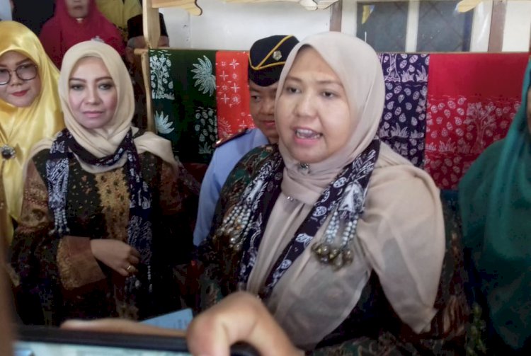 Bupati Masnah: Presiden Sempat Lirik Saya Karena Pakai Batik Muarojambi