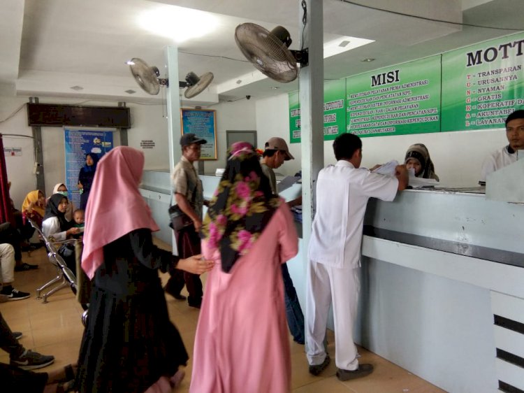 Warga Tanjab Barat Serbu Kantor Dukcapil, Ada Apa?