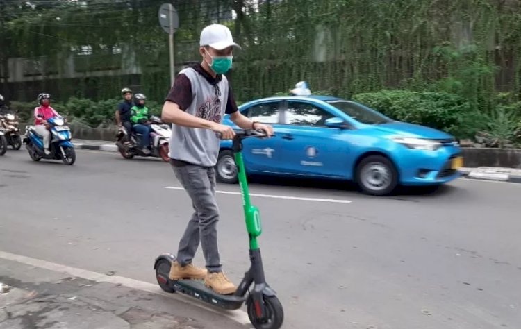 Ingat!! Skuter Listrik Sewaan Dilarang Lewat Jalan Raya Jakarta