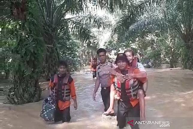 Begini Aksi Tim Penyelamat Gendong Manula Evakuasi Korban Banjir Rokan Hulu