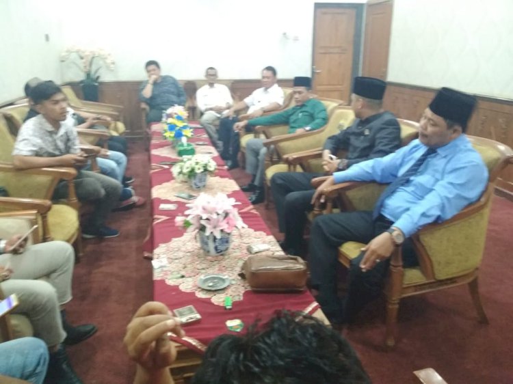 Saat Banggar, Kadis PUPR Muarojambi Dilempar Dewan dengan Botol Minuman