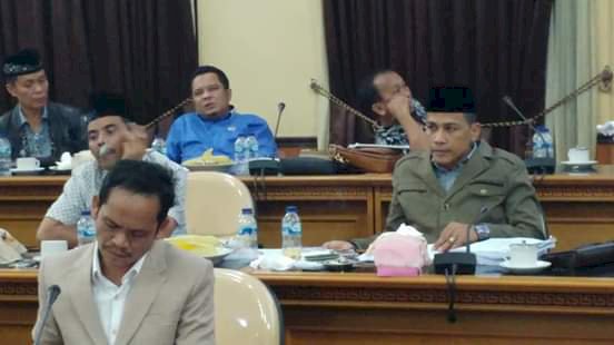 Aksi Lempar Botol! Anggota DPRD Muarojambi Ini Kesal ke Kadis PUPR