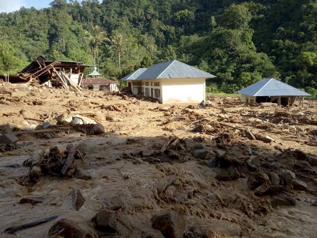Murid Korban Banjir Menangis ke Guru Soal Sekolah Mereka