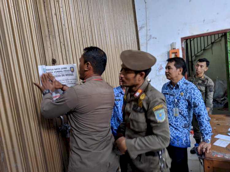 Satpol PP Jambi Segel Toserba Diduga Tak Berizin