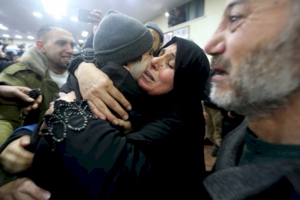 Berpisah 20 Tahun, Ibu dan Anak Palestina Ini Menangis Berjumpa di Mesir