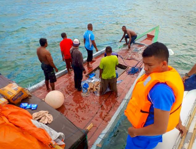 KMP Dausa Diterjang Ombak, Begini Aksi Penyelematan 30 Penumpang