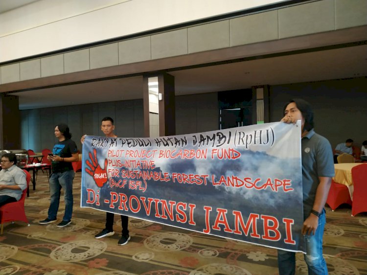 Tolak Bio Cf INFL di Jambi, Kelompok Rakyat Peduli Hutan Aksi Bentangkan Spanduk saat Dialog Berlangsung