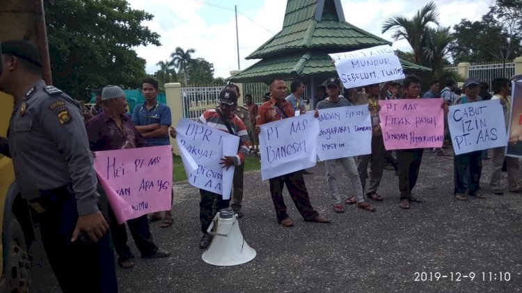 Ratusan Masyarakat Mandiangin Blokir Jalan Kantor Bupati Sarolangun