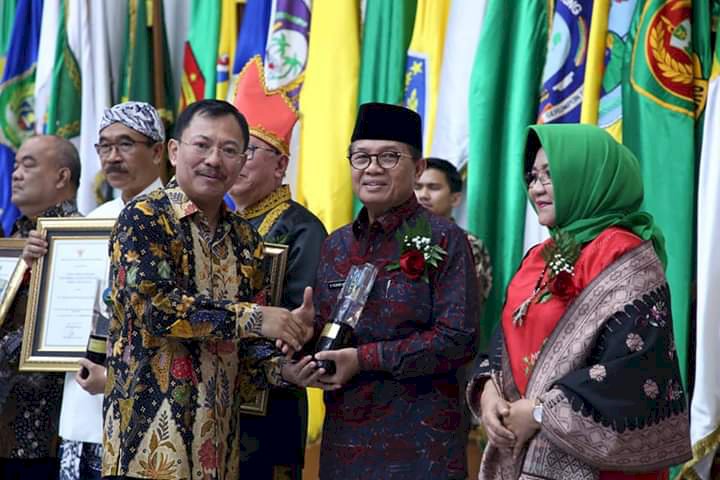 Fachrori Terima Penghargaan Pembina Terbaik Tingkat Provinsi Swasti Saba Kabupaten Kota Sehat Tahun 2019