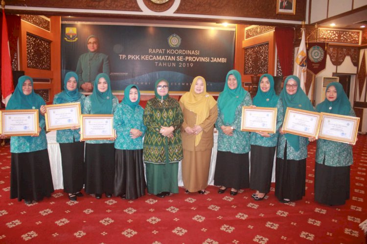 Berikan Penghargaan Ketua TP PKK Kecamatan Terbaik, Rahima: PKK Harus Tingkatkan Koordinasi Tiap Jenjang