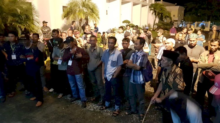 Hingga Malam, Pendemo Masih Bertahan di Kantor Bupati Sarolangun