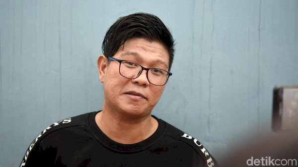 Model Ini Pamer Seranjang dengan Babang Tamvan Andika