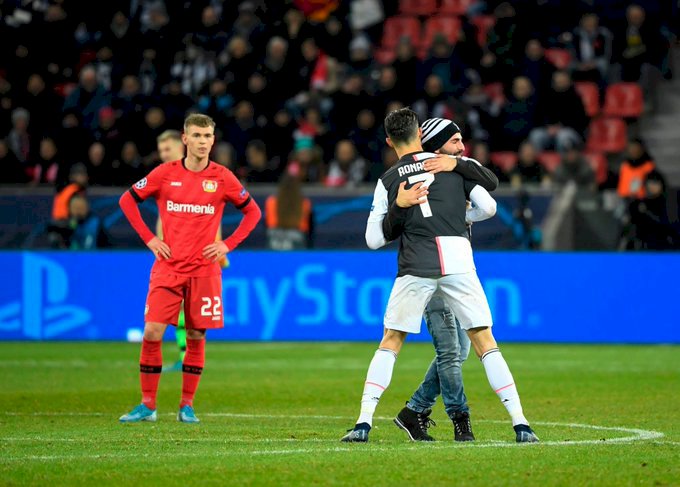 Ronaldo Meradang Saat Fans Memaksa Selfie di Lapangan!