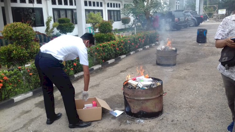 Kejari Muarojambi Musnahkan Barang Bukti Narkoba dan Senpi