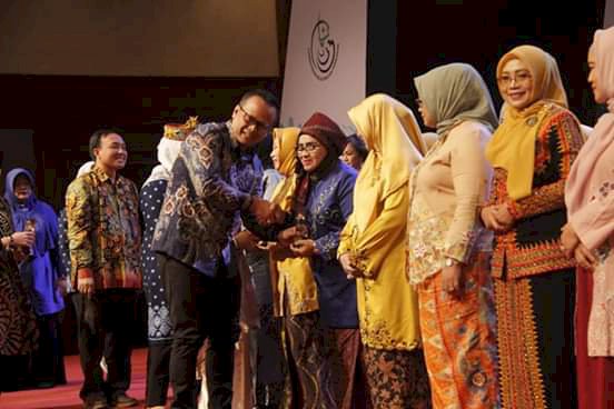 Aktif Kampanyekan Makan Ikan, Rahima Dianugerahi Penghargaan Dari Kementerian Kelautan dan Perikanan