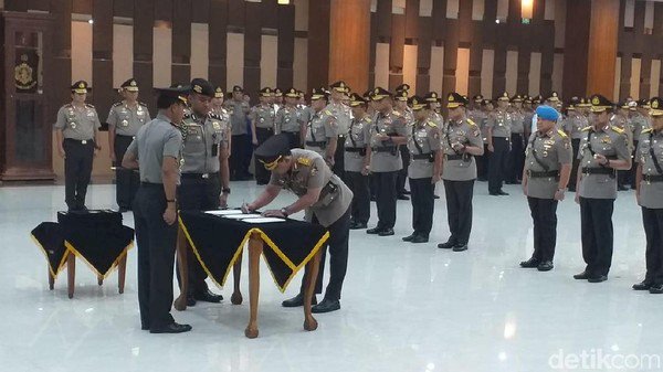 Kapolri Resmi Lantik Irjen Listyo Sigit Jadi Kabareskrim Polri, Komjen Firli Serahkan Jabatannya