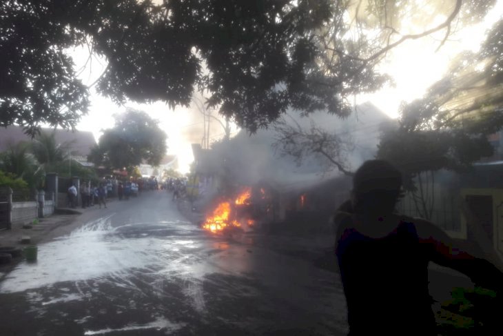Sopir Angkot Ini Mabuk, Sempat Berkelahi dengan Ayah dan Bakar Kios Bensin Keluarga