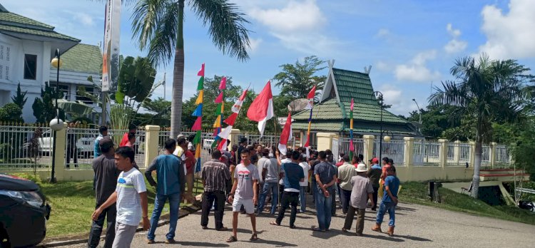 Kantor Bupati Sarolangun Dikepung Massa