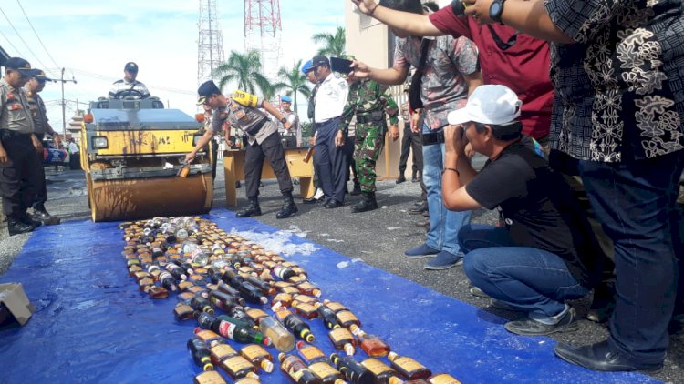 Ratusan Botol Miras Dimusnahkan Polres Tanjab Barat