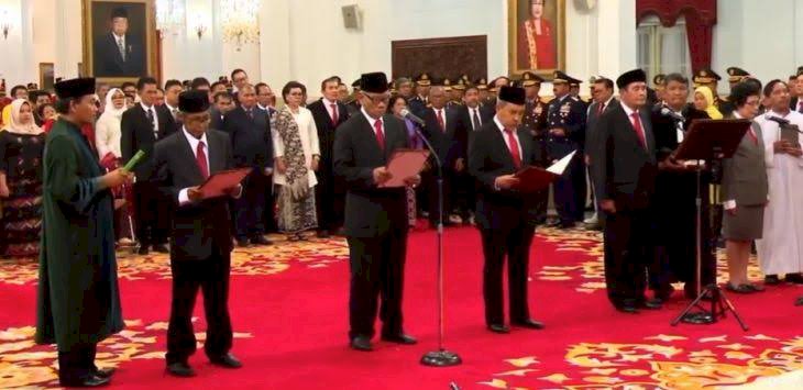 Dewas KPK Ucapkan Sumpah di Depan Jokowi