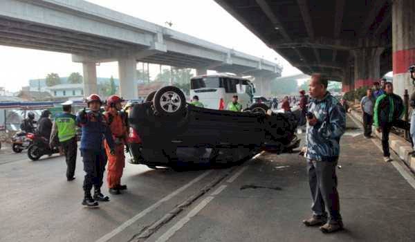 Tabrak Barrier Busway, Minibus Terbalik di Panjaitan