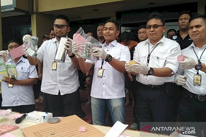 Polisi Ringkus 28 Pejudi Batu Goncang di Mall Season City