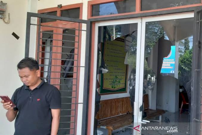 Massa Mengamuk! Rusah Kantor Kecamatan Montasik di Aceh Besar