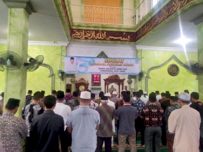 Bersama Ratusan Warga, Wawako Maulana Laksanakan Salat Gerhana Matahari