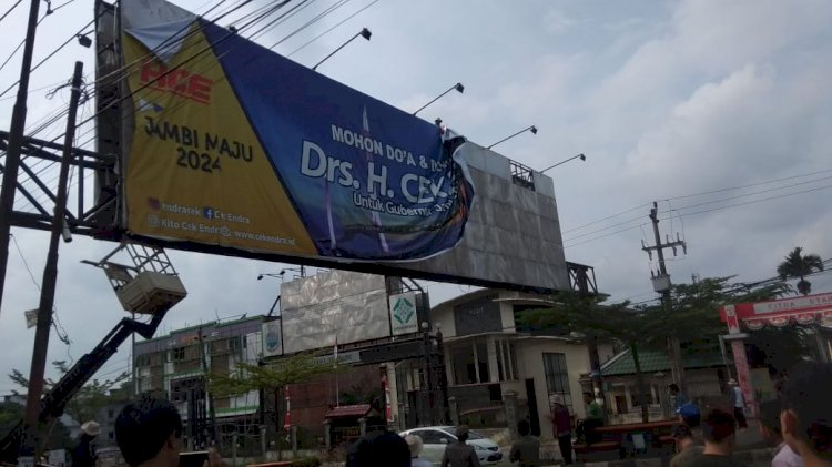 Ternyata Ini Penyebab Baleho Raksasa Cek Endra Dicopot Pemkot Jambi