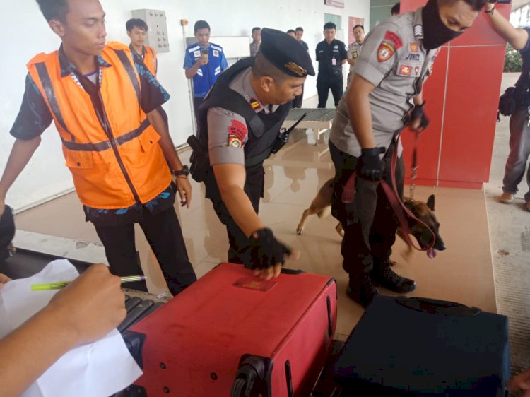 Gunakan Anjing Pelacak Polres Bungo Razia Bandara Muarabungo, Ada Apa?
