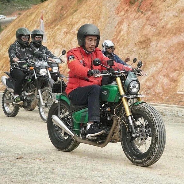 Jokowi Nyaris Terjatuh Saat Kendarai Motor di Perbatasan Malaysia-Indonesia