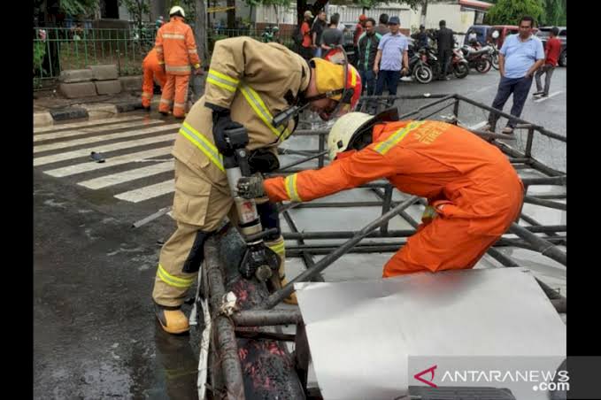 Polisi Ungkap Rangka Keropos Penyebab Reklame di Cengkareng Tumbang
