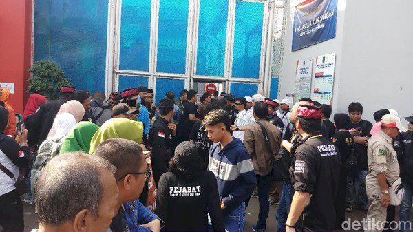 Ahmad Dhani Bebas, Massa Bawa Poster 'Pengujar Kebenaran'