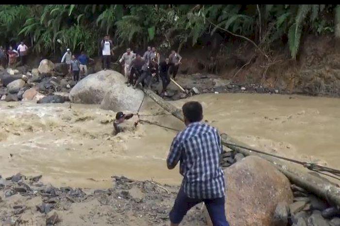 Detik-detik Bupati Labura Tercebur Sungai Deras dan Nyaris Hanyut