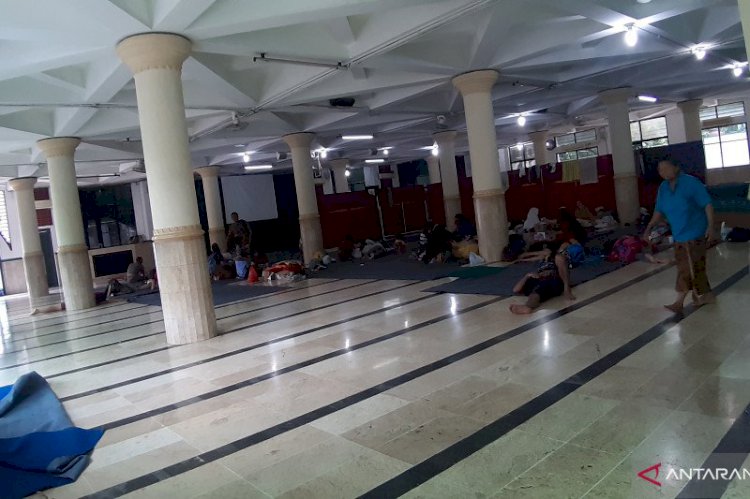 Puluhan Warga Bendungan Hilir Masih Mengungsi di Masjid Al Falah