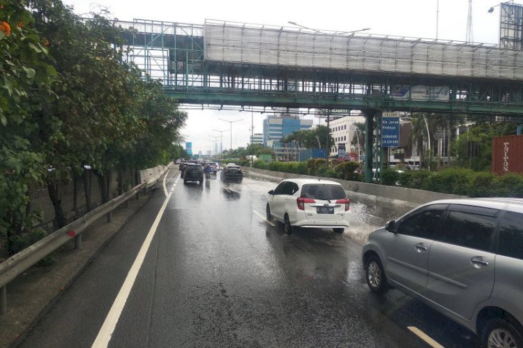 Tol Kebon Jeruk Masih Banjir, Begini Kedalamannya