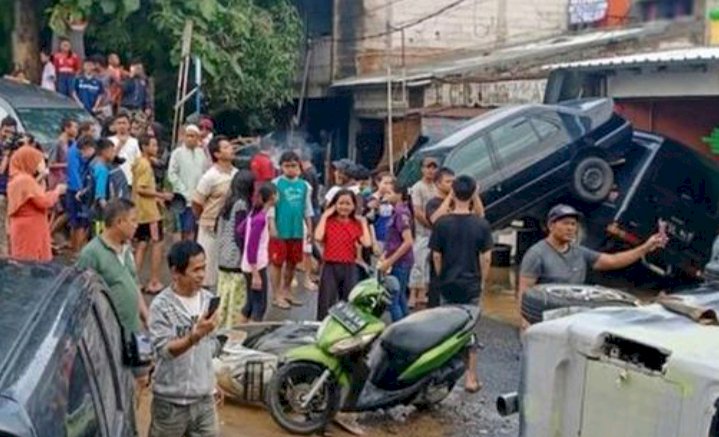 Banjir Surut, Begini Penampakan Mobil Bertumpukan di Bekasi