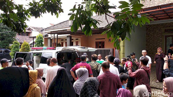 Mata Sule Sembab Saat Gotong Keranda Jenazah Lina