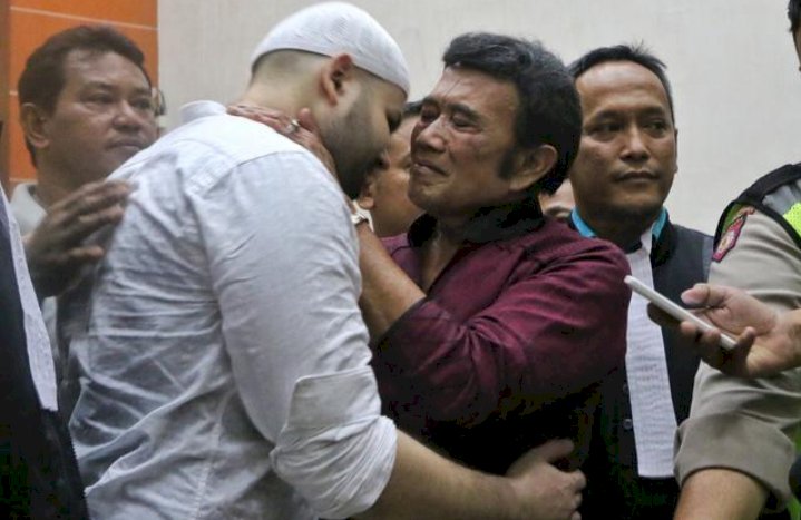 Pecah Tangis Haji Rhoma Irama Saat Jemput Ridho Rhoma di Rutan Salemba